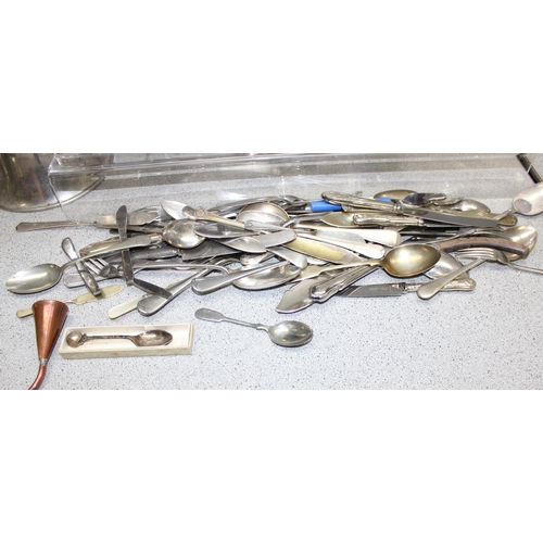 1060A - A large qty of assorted antique and later silver plated items to inc a silver plated drum etc, appro... 