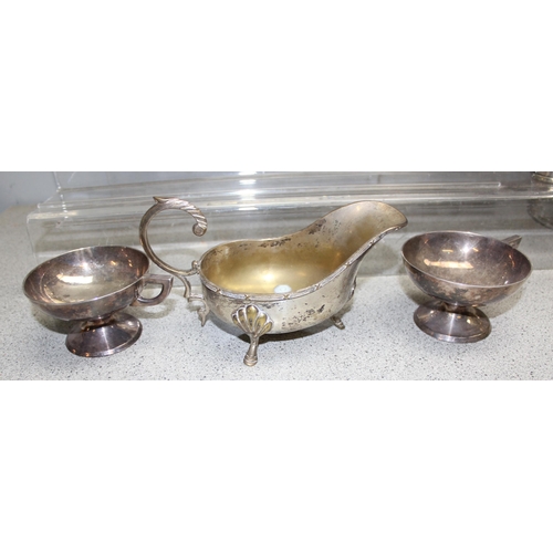 1060A - A large qty of assorted antique and later silver plated items to inc a silver plated drum etc, appro... 