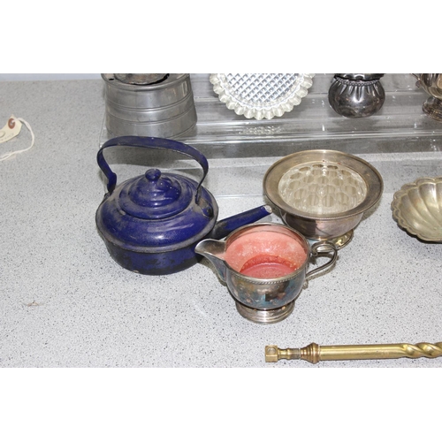 1063A - Approx. 7.4kg of mixed metalware to include a silver-plated candelabra and antique pewter items