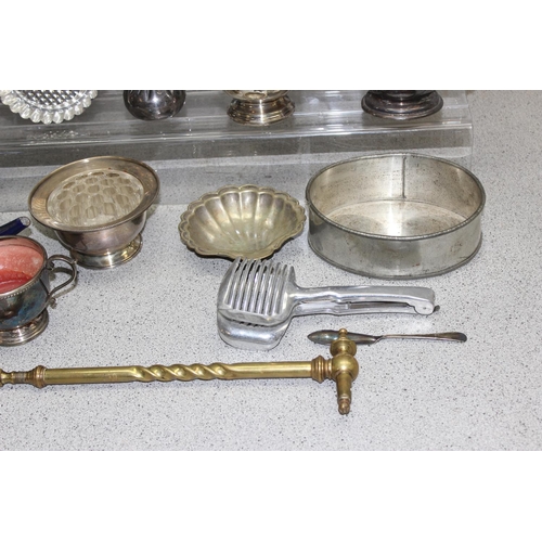 1063A - Approx. 7.4kg of mixed metalware to include a silver-plated candelabra and antique pewter items