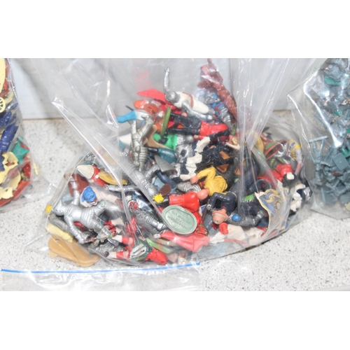 1554A - Qty of plastic toy soldiers & accessories