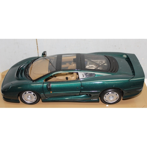 1541 - Maisto 1:12 Jaguar XJ220 1992 model in box