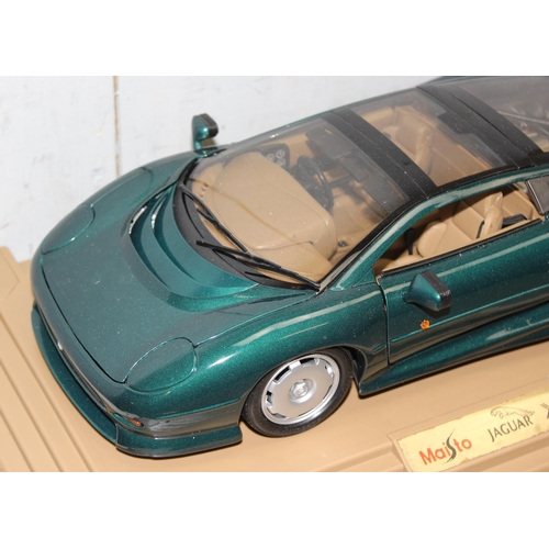 1541 - Maisto 1:12 Jaguar XJ220 1992 model in box