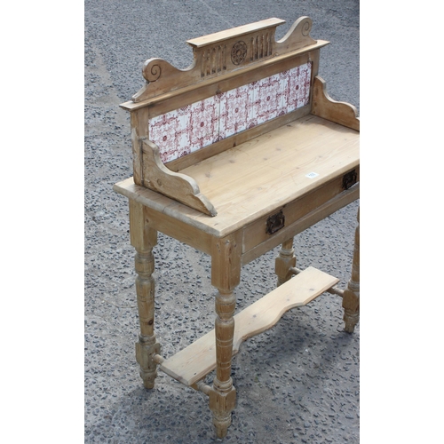 168 - A Victorian pine wash stand with tile back and single drawer, approx 90cm wide