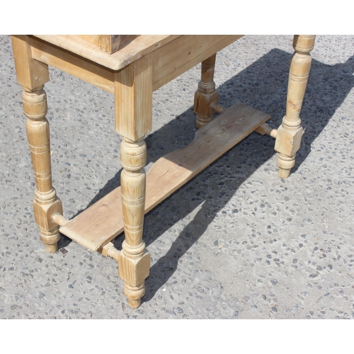 168 - A Victorian pine wash stand with tile back and single drawer, approx 90cm wide