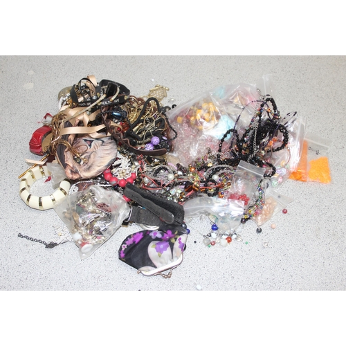 1105 - Qty of costume jewellery, approx 2.6kg