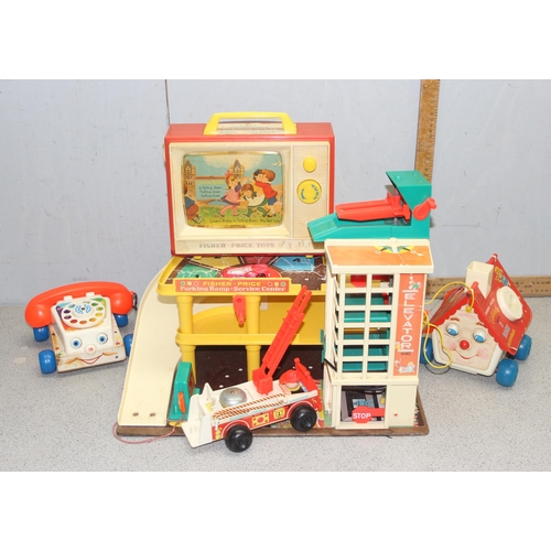 1519 - Qty of vintage infant toys to incl Fisher Price