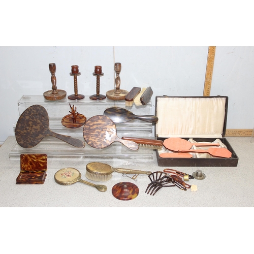 1728 - Qty of antique and later dressing table items, to incl faux tortoise-shell and Bakelite style, and o... 