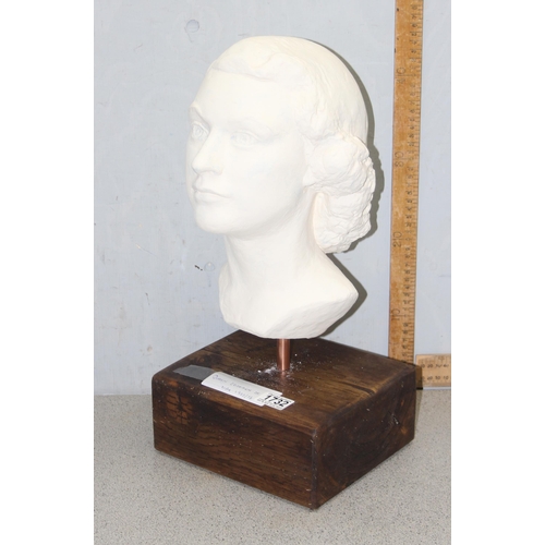 1732 - Plaster bust of Queen Elizabeth II (not Madonna as previously described)