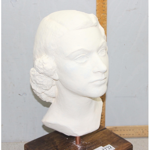 1732 - Plaster bust of Queen Elizabeth II (not Madonna as previously described)