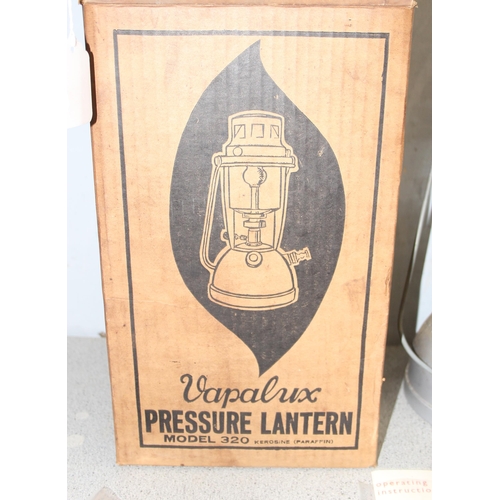 249 - A vintage Willis & Bates Ltd of Halifax Vapalux model 320 pressure lantern in original box