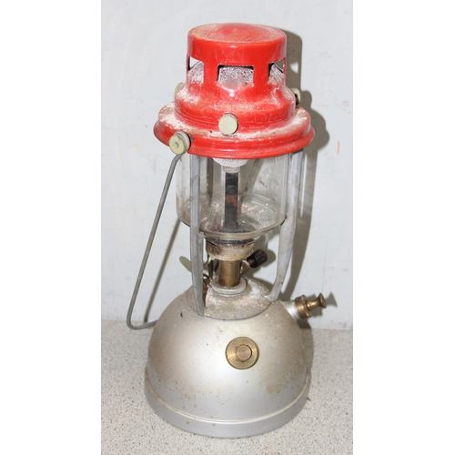 249 - A vintage Willis & Bates Ltd of Halifax Vapalux model 320 pressure lantern in original box