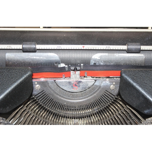 672 - Vintage Olympia Splendid 99 typewriter