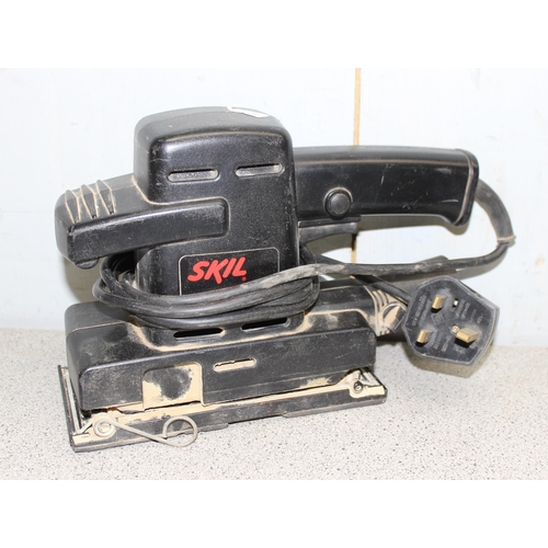 813 - Mixed tools - Powerbase 890582 sanding belt, Skil 7300H1 pad sander and a Record vice (3)