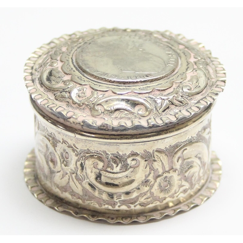 1034 - A Victorian embossed silver trinket box set with a George III 1787 silver shilling coin, marked for ... 