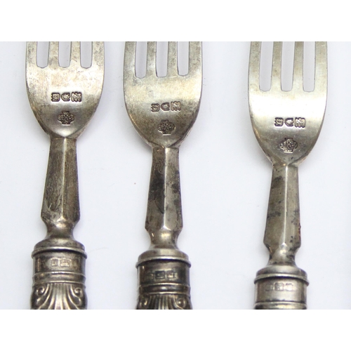 1040 - 9 silver bladed and mother of pearl handled dessert knives (4) and forks (5), all marked for London ... 