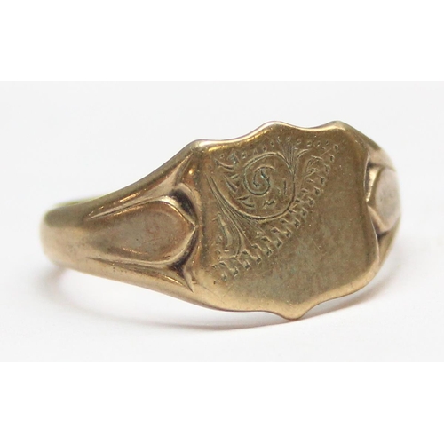 1141 - 9ct gold signet ring with engraved decoration, approx size T, approx 3.79g gross