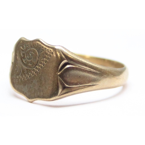 1141 - 9ct gold signet ring with engraved decoration, approx size T, approx 3.79g gross