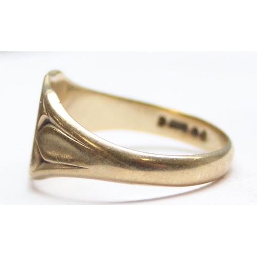 1141 - 9ct gold signet ring with engraved decoration, approx size T, approx 3.79g gross