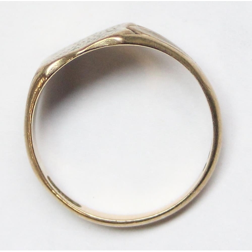 1141 - 9ct gold signet ring with engraved decoration, approx size T, approx 3.79g gross