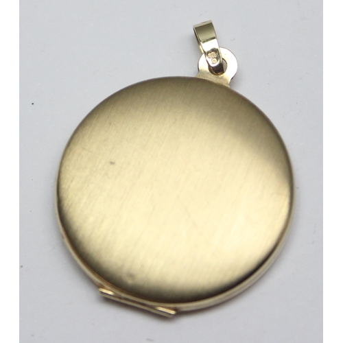 1147 - 9ct gold circular pendant locket with engraved decoration, approx 3.12g gross