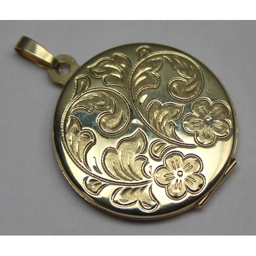 1147 - 9ct gold circular pendant locket with engraved decoration, approx 3.12g gross