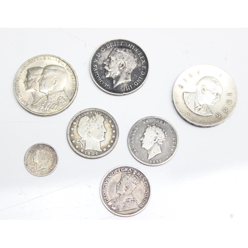 1273 - Qty of assorted British and world silver coins to inc a 1904 US Barber quarter etc, approx 59.53g gr... 