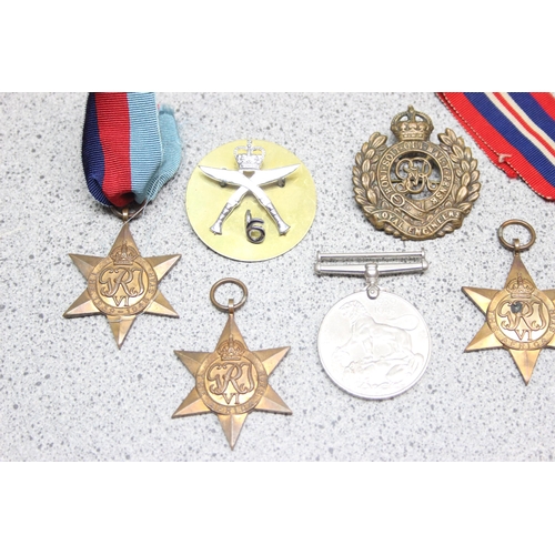 1436 - 4 assorted WW2 medals to in Africa Star and 2 military badges