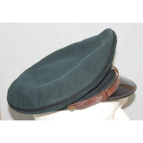 1443 - WWII era officers cap with green fabric, badged to Oxford & Bucks