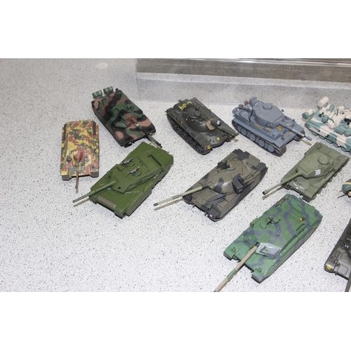 1542 - Qty of Deagostini toy tanks