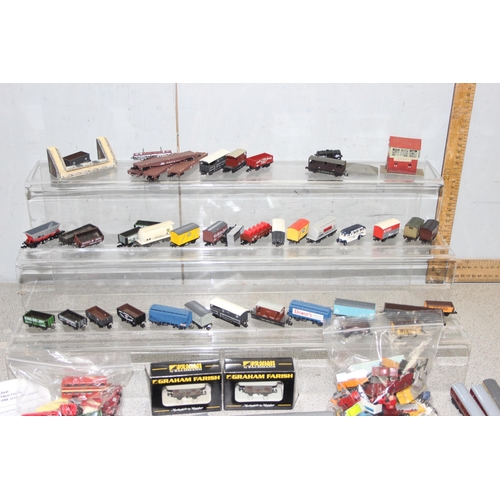 1546 - Large qty of N gauge carriages, coaches, rolling stock, cars, lorries, track & scenery