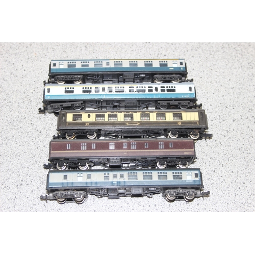 1546 - Large qty of N gauge carriages, coaches, rolling stock, cars, lorries, track & scenery