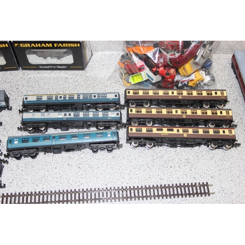 1546 - Large qty of N gauge carriages, coaches, rolling stock, cars, lorries, track & scenery