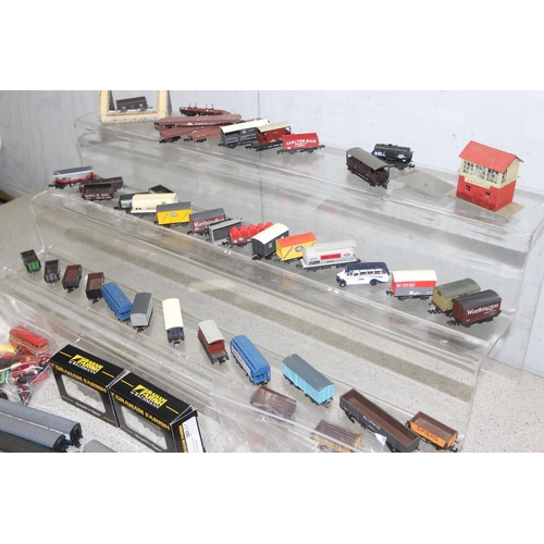 1546 - Large qty of N gauge carriages, coaches, rolling stock, cars, lorries, track & scenery