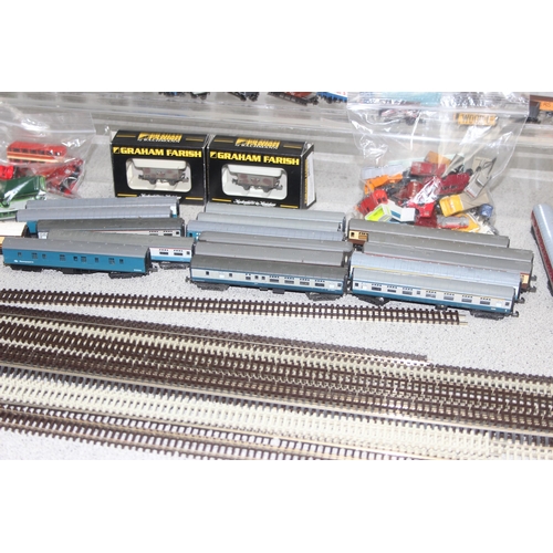 1546 - Large qty of N gauge carriages, coaches, rolling stock, cars, lorries, track & scenery