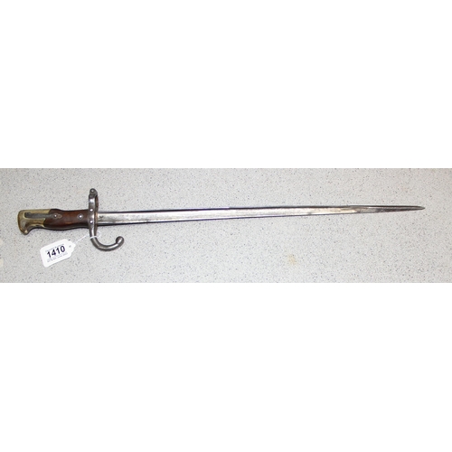 1410 - An antique French Chassepot bayonet with brass fittings, approx 52cm long