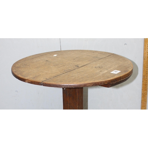 146 - A small vintage oak side table, approx 49cm in diameter