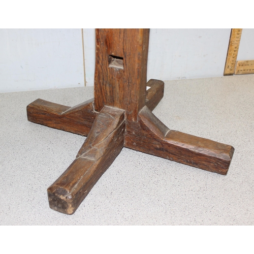 146 - A small vintage oak side table, approx 49cm in diameter