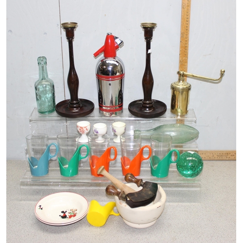 1704 - Qty of kitchenalia to include retro glass and plastic cups, a soda syphon and pestle and mortar