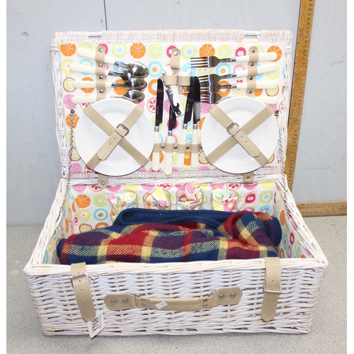 1708 - Retro style wicker picnic hamper set to include cutlery, plates and picnic blanket