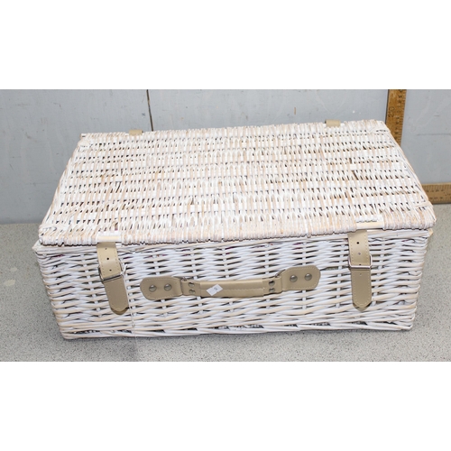 1708 - Retro style wicker picnic hamper set to include cutlery, plates and picnic blanket