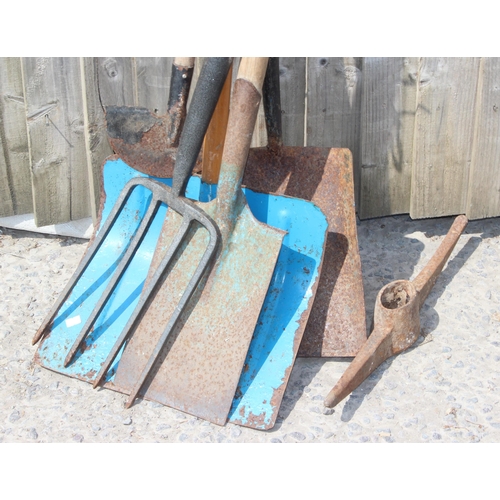 332 - Qty of garden tools to incl shovels and a fork