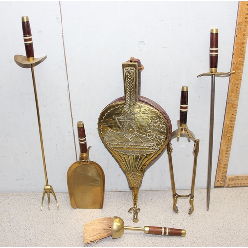 1794 - Box of assorted brassware to inc bellows