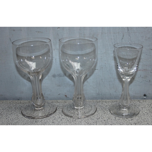 1795 - Qty of boxed Dartington retro glassware and other handmade glasses