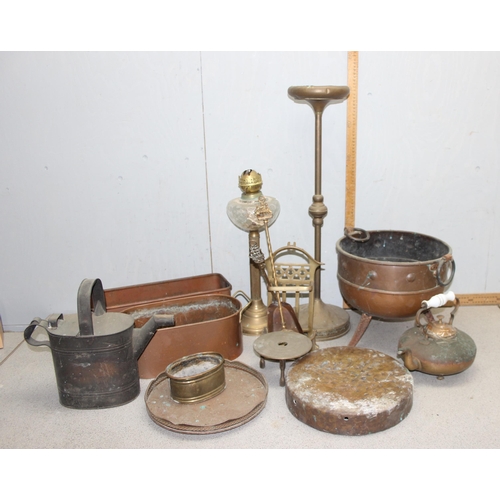 1804 - A large qty of assorted antique and later metalware, mainly copper to inc a 3 legged cauldron, oil l... 