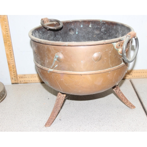 1804 - A large qty of assorted antique and later metalware, mainly copper to inc a 3 legged cauldron, oil l... 