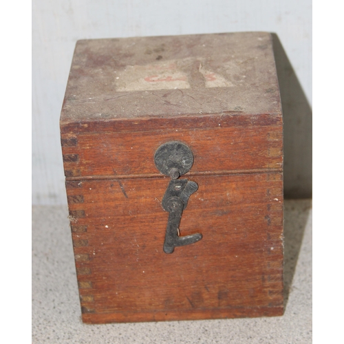 778 - Vintage Roberts R506 radio, vintage Cambridge meter and a 1917 dated wooden instrument box (3)