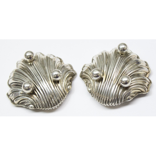 1068 - A pair of antique silver shell shaped salts, Birmingham 1908 by Crisford & Norris, approx 15.59g gro... 