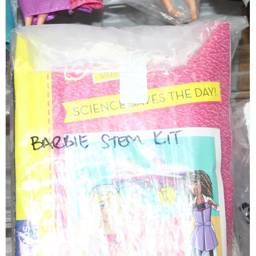 1551 - Qty of assorted vintage Barbie dolls and accessories