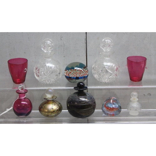 1658 - Qty of assorted glassware, mainly scent bottles and paperweights to inc Isle of Wight glass and Jenn... 